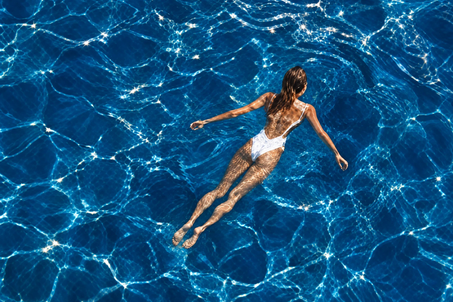 Woman swimming in blue water for the PHOS case